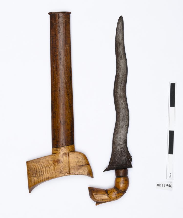 Image of dagger (weapons: edged); sheath (weapons: accessories)