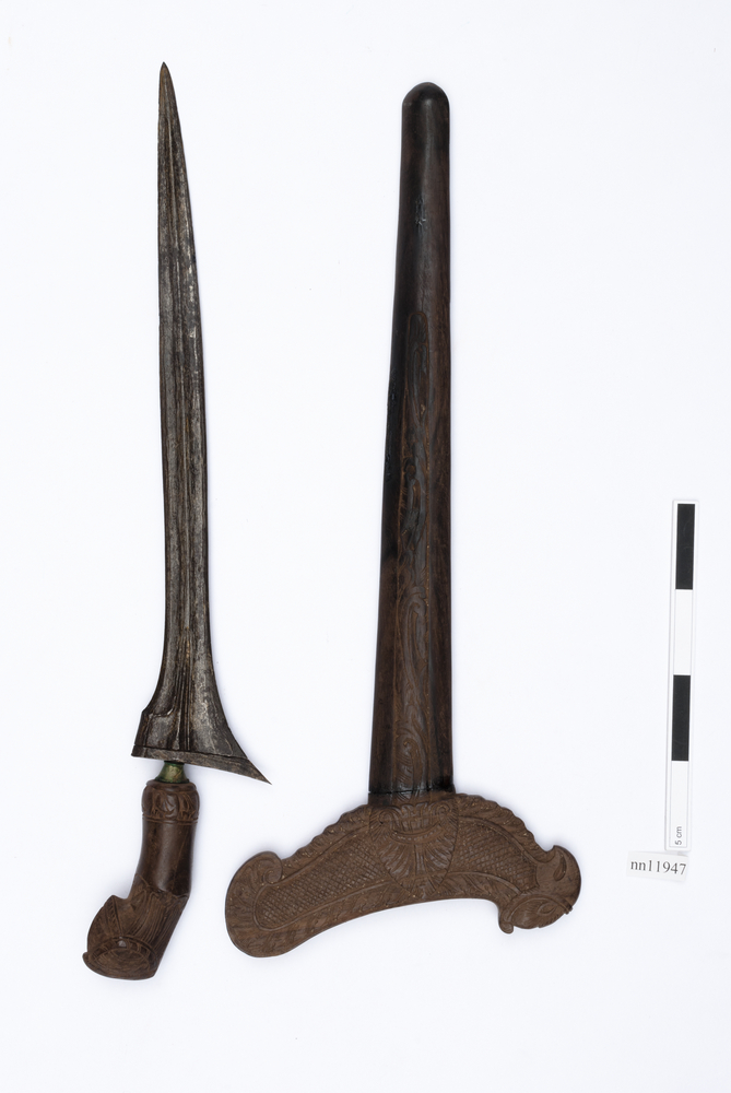 Image of kris (dagger (weapons: edged)); dagger sheath (sheath (weapons: accessories))