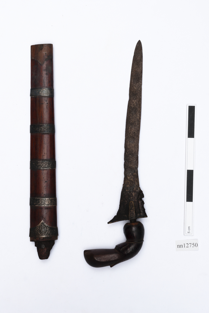 Image of kris (dagger (weapons: edged)); sheath (weapons: accessories)