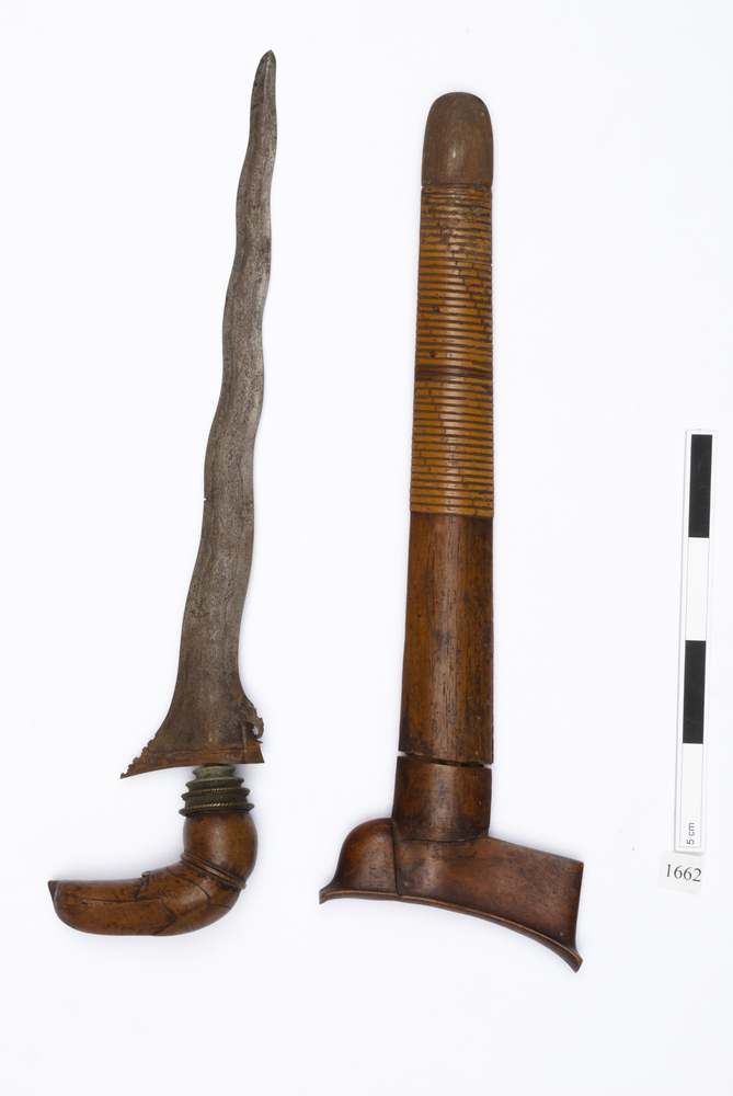 Image of kris (dagger (weapons: edged)); dagger sheath (sheath (weapons: accessories))