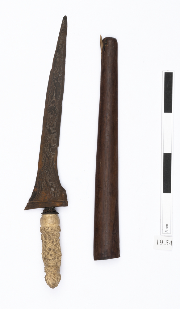 Image of kris (dagger (weapons: edged)); dagger sheath (sheath (weapons: accessories))