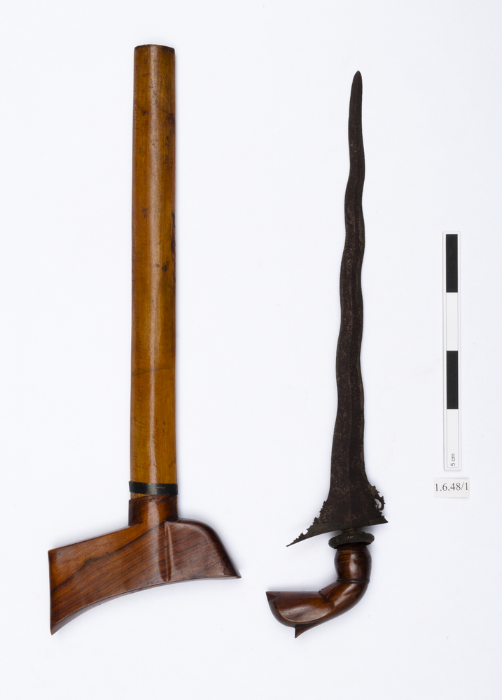kris (daggers (weapons: edged)); dagger sheath (sheath (weapons: accessories))