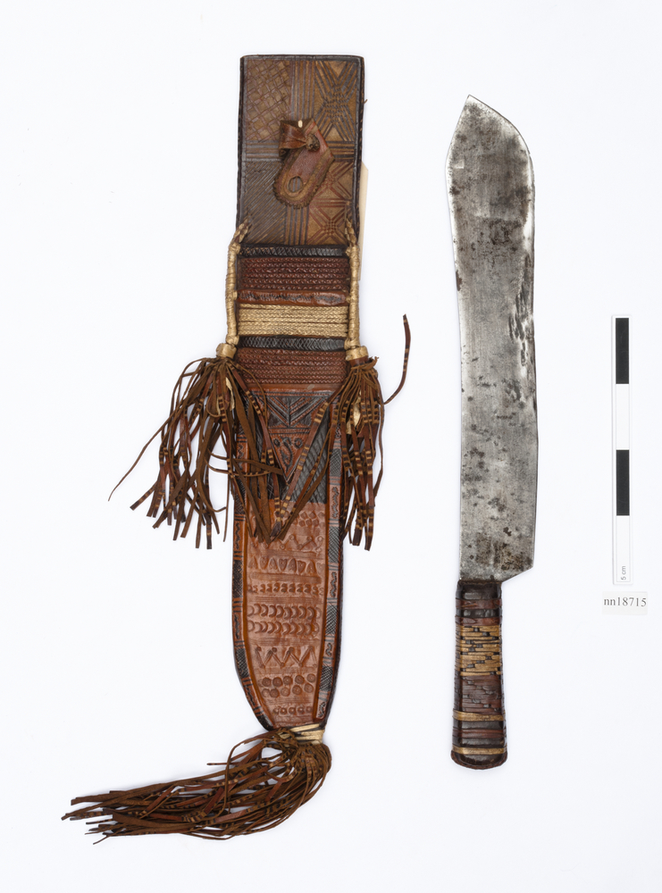 Image of knife (weapons: edged); sheath (weapons: accessories)