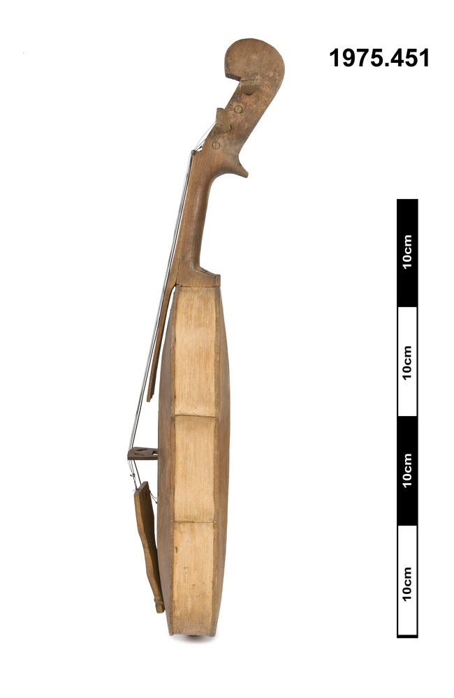 Lateral view of whole of Horniman Museum object no 1975.451