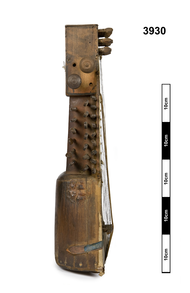 Lateral view of whole of Horniman Museum object no 3930