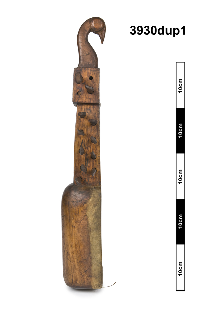Lateral view of whole of Horniman Museum object no 3930dup1