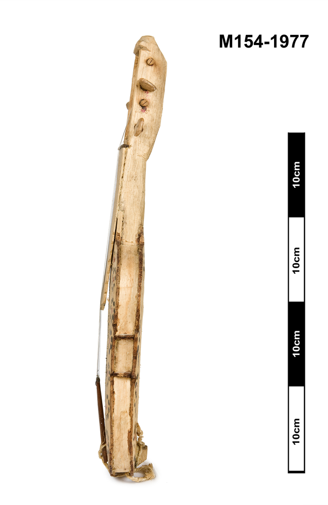 Lateral view of whole of Horniman Museum object no M154-1977