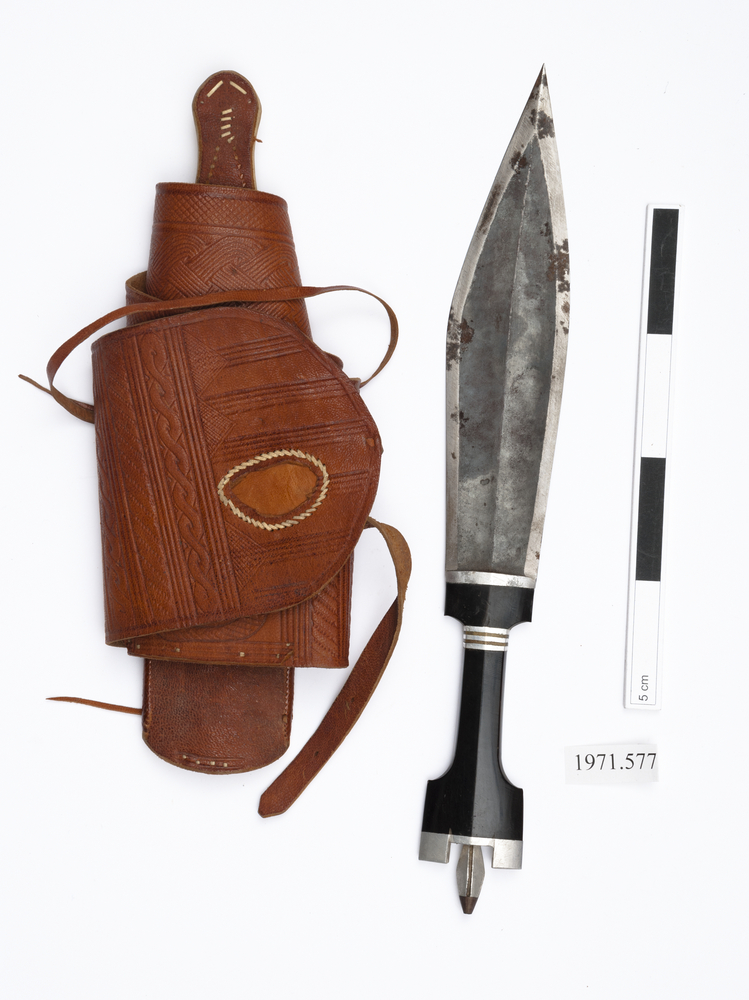 knife (weapons: edged); sheaths (weapons: accessories)
