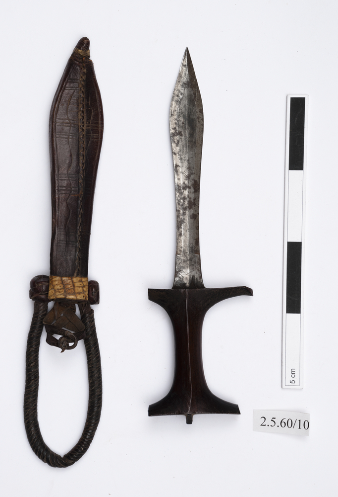 Image of knife (weapons: edged); knife sheath (sheath (weapons: accessories))