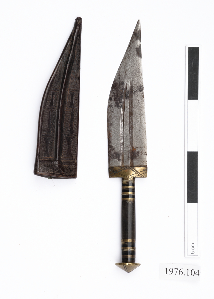 Image of knife (weapons: edged); knife sheath (sheath (weapons: accessories))