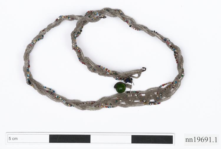 necklace (neck ornament (personal adornment))