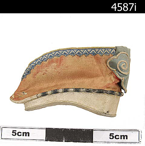 Image of bound foot shoe (shoe (clothing: footwear))