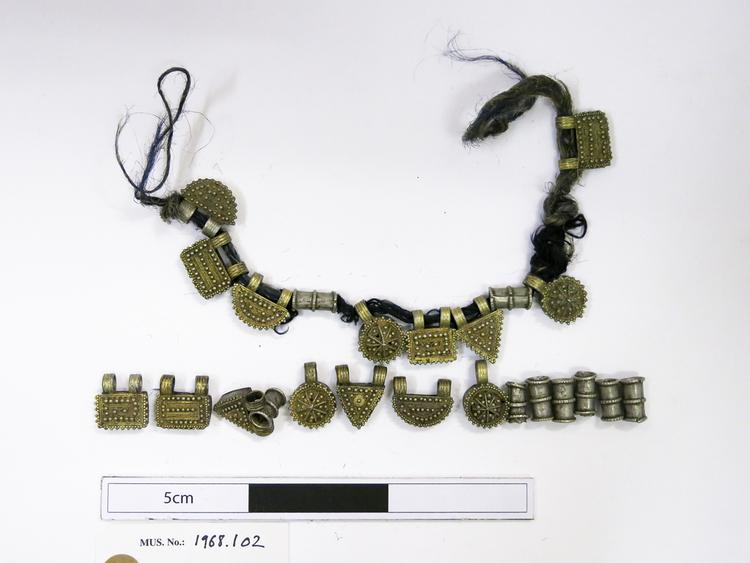 necklace (neck ornament (personal adornment))
