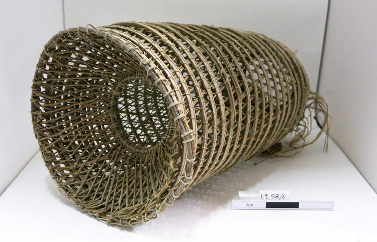 Image of fish trap (trap (hunting, fishing & trapping))