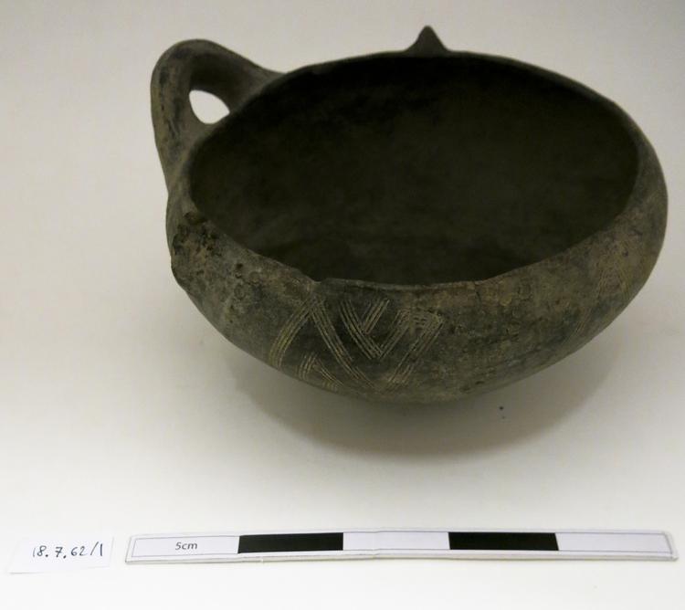 Image of grave good; bowl (containers)