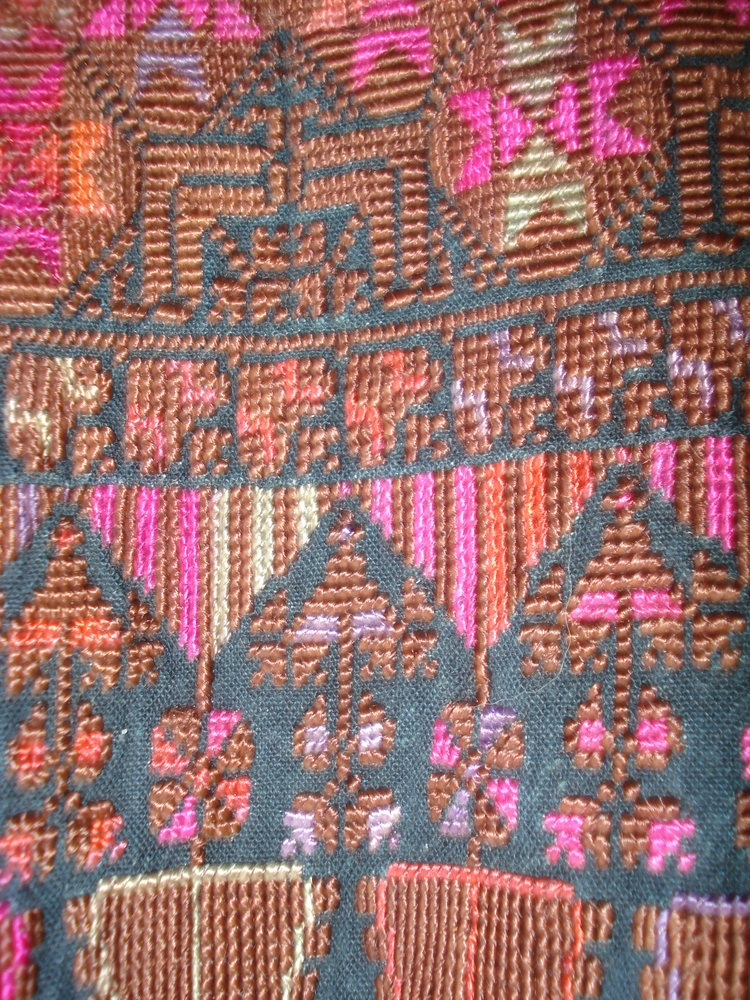 Detail view of embroidery of Horniman Museum object no E1557.1