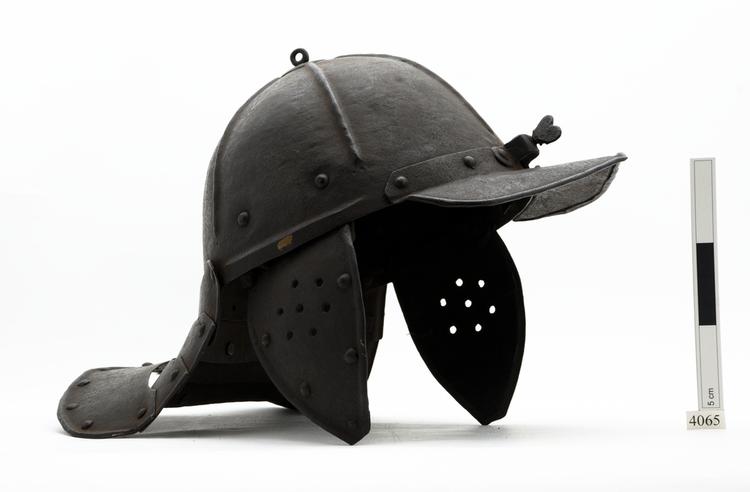 Image of helmet (headwear (armour: body armour))