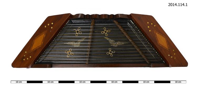 Image of 314.122 True board zithers with resonator box (box zither)