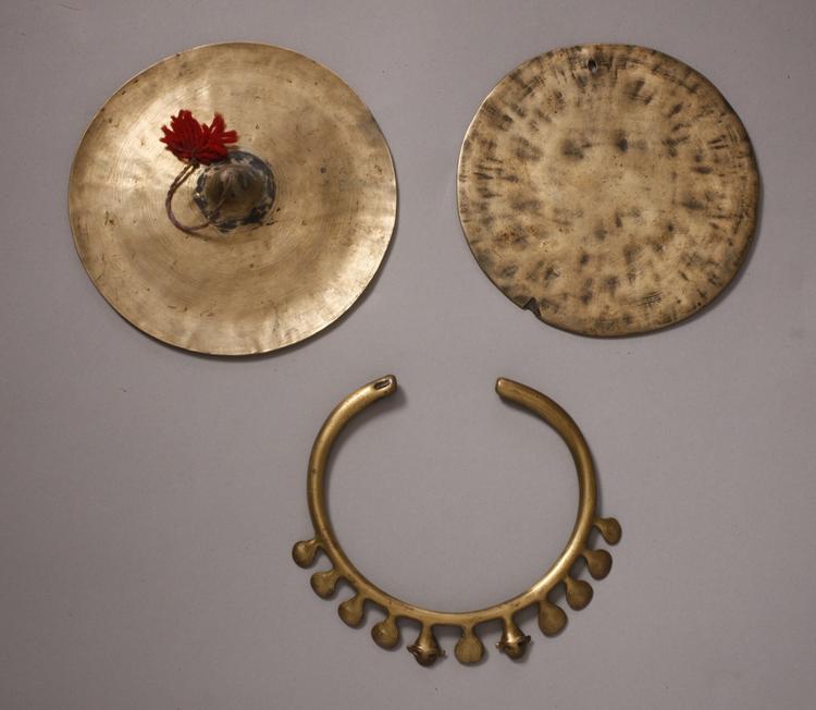 Image of neck ornaments (neck ornament)