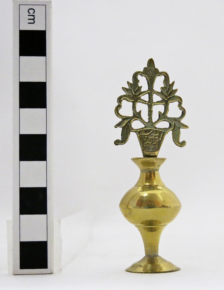 Image of cosmetic container (personal adornment); stopper (containers)