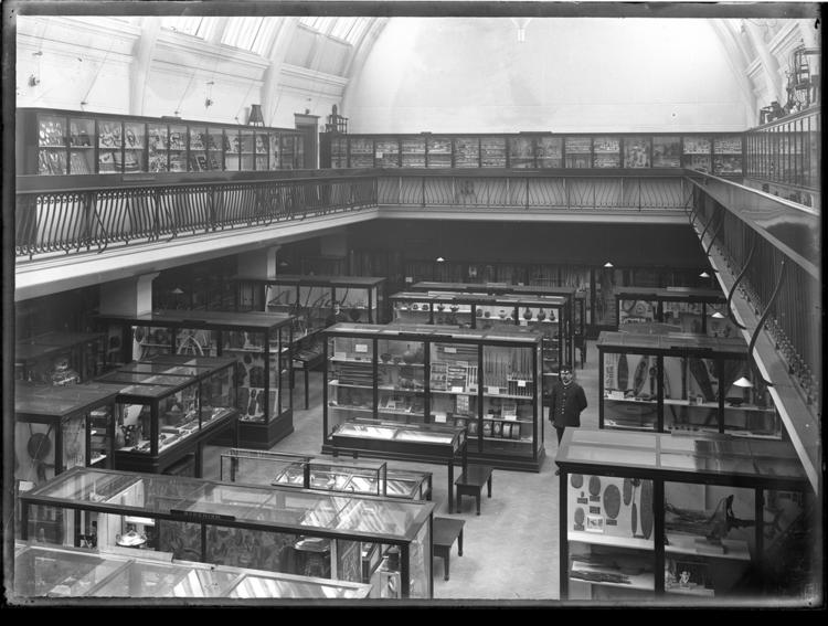 Front view of whole of Horniman Museum object no ARC/HMG/PH/GPL/005