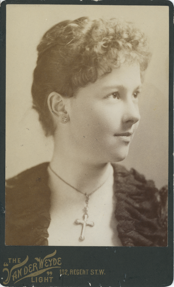 Image of Carte de visite featuring a photograph of Laura Horniman