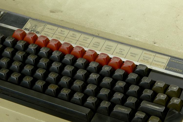 Detail view of keyboard of Horniman Museum object no 2014.204.2