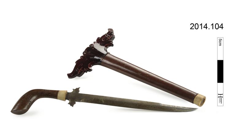 Image of knife (weapons: edged); sheath (weapons: accessories)