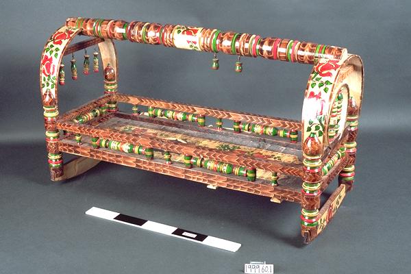 Image of cradle (furniture)