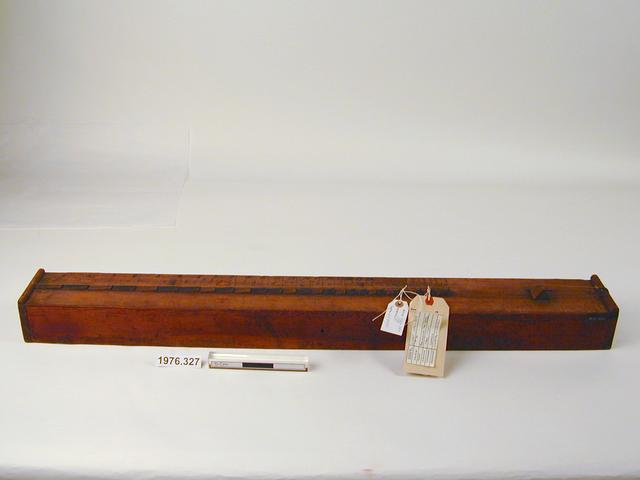 Frontal view of object no. 1976.327. Image of zither (museum no. 1976.327).