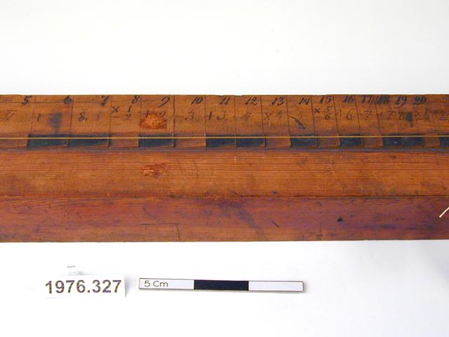 Detailed view should frets of object no. 1976.327. Image of zither (museum no. 1976.327).