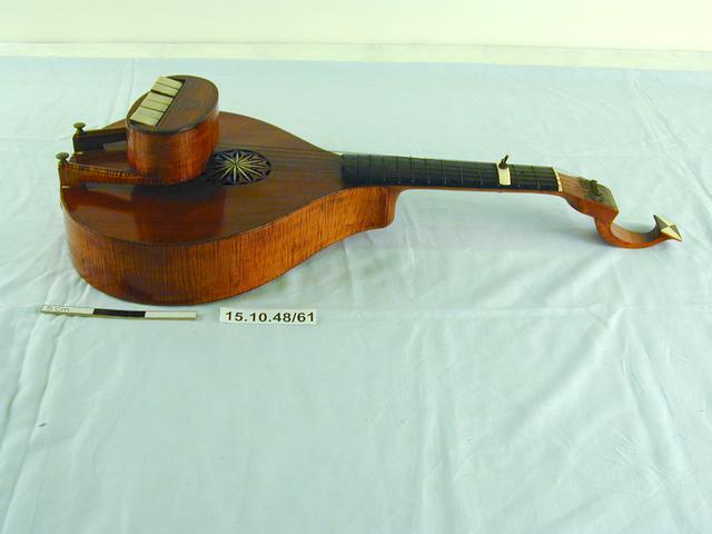Half-lateral view from left of object no. 15.10.48/61.  Image of English guitar (museum no. 15.10.48/61).
