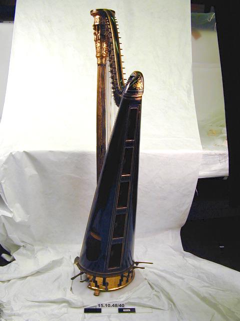 Rear view of object no. 15.10.48/40. Image of double-action harp (museum no. 15.10.48/40).