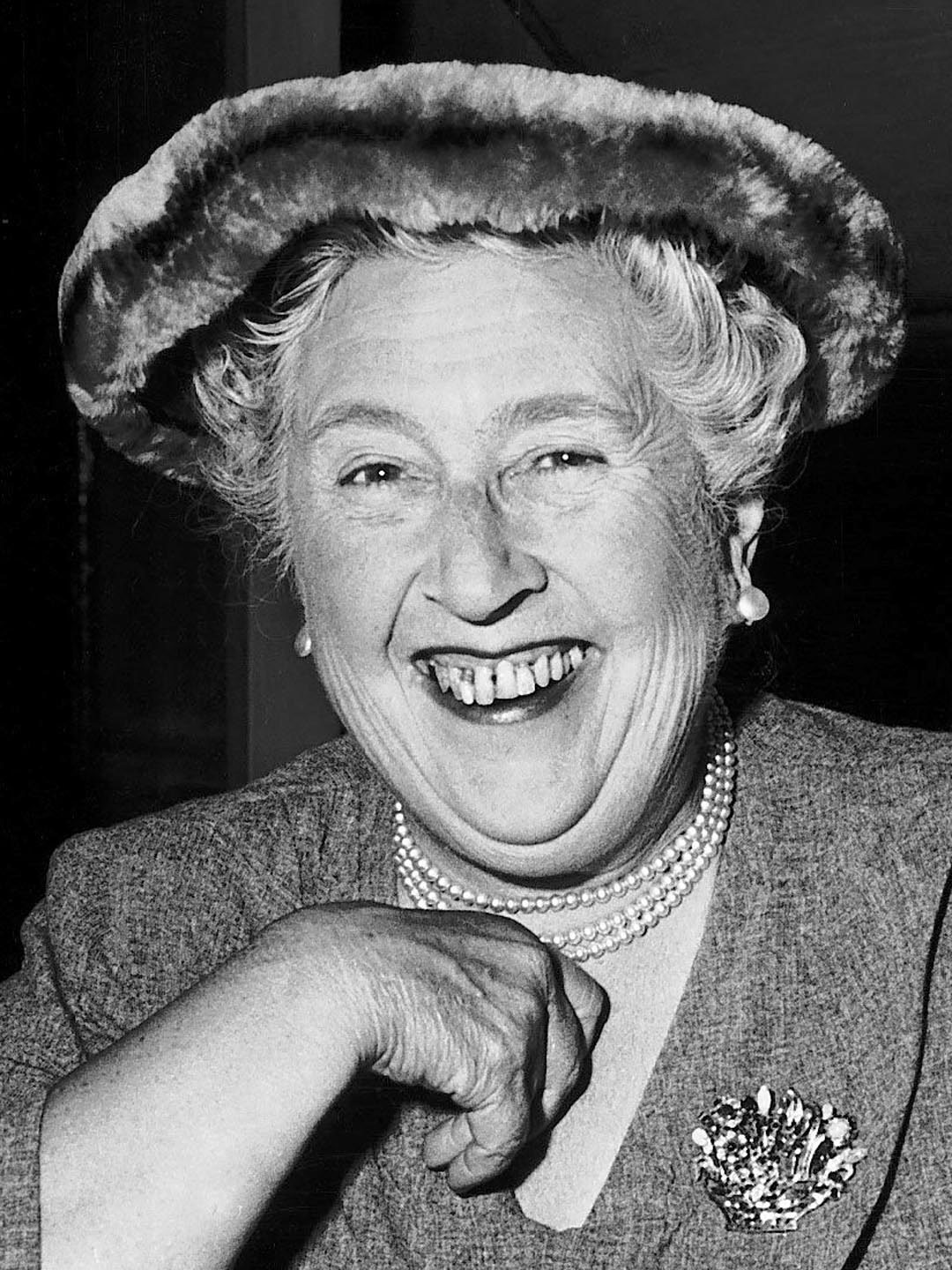 Black and white photgraph of woman in hat