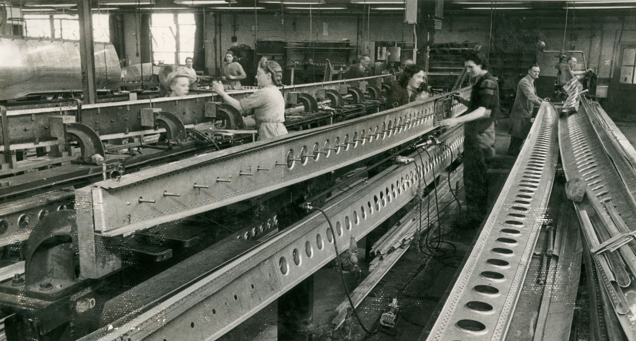 Bomb-door spars - assembly as a sub assembly